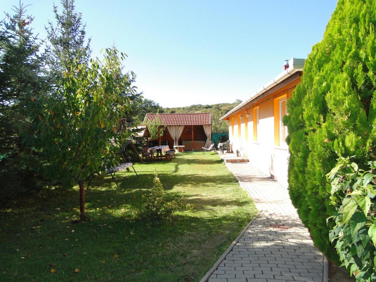 Vadrozsa Vendeghaz-Apartman Demjén Exterior foto